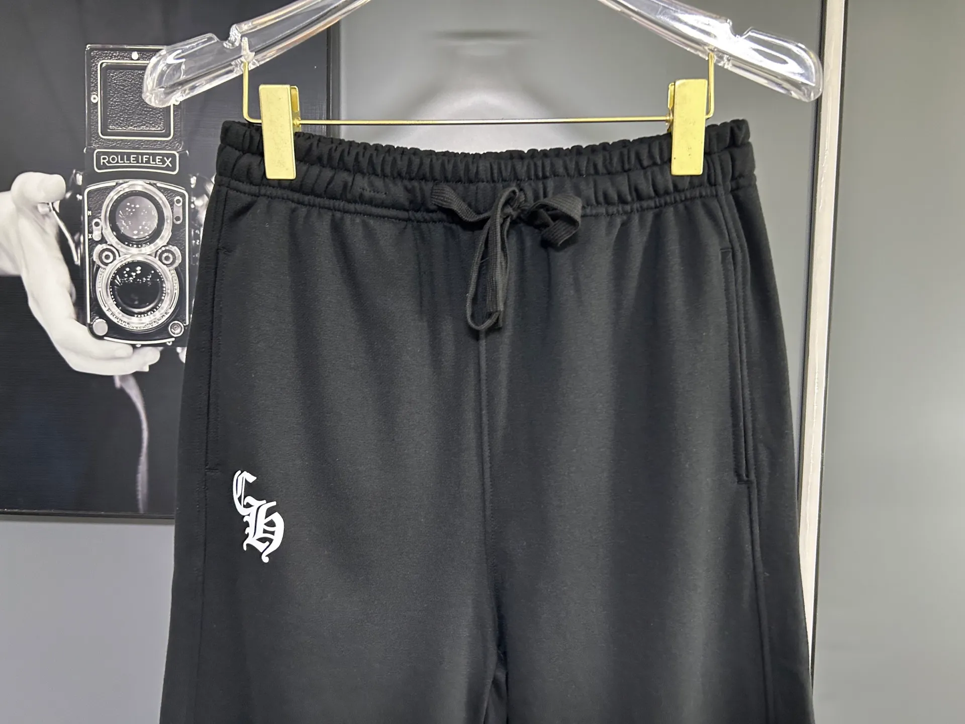 P220 Chrome Hearts 25 new colorful cross-mark loose straight trousers 2025 autumn and winter new embroidered elastic band casual trousers, customized fabrics at the counter. Made of 400g high-version terry fabric, with high breathability and comfort, impeccable details, no pilling and no deformation, brand element design concept, reflecting high quality. It feels delicate and soft! It presents casual tailoring, the same style for men and women, and the upper body shape is awesome! Size: S M L XL Color: Black
